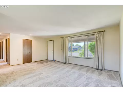 Living - 4523 SW Perkins Ave, Pendleton, OR 97801 photo 3 of 10