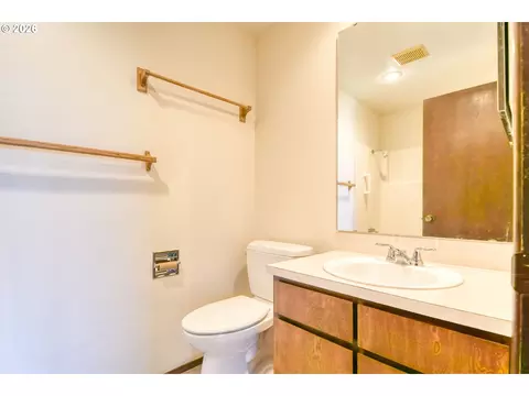 Bath - 4523 SW Perkins Ave, Pendleton, OR 97801 photo 2 of 2