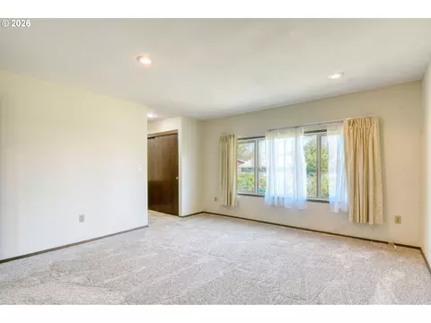 Living - 4523 SW Perkins Ave, Pendleton, OR 97801 photo 10 of 10