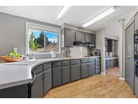 Kitchen - 27671 Bumpy Rd, John Day, OR 97845 photo 1 of 3