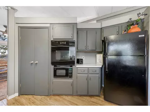 Kitchen - 27671 Bumpy Rd, John Day, OR 97845 photo 3 of 3