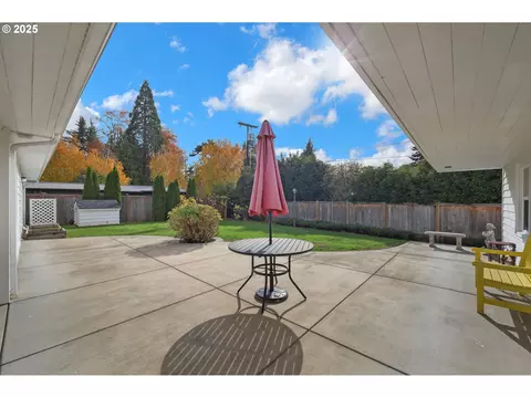 Exterior - 820 Lariat Dr, Eugene, OR 97401 photo 3 of 8