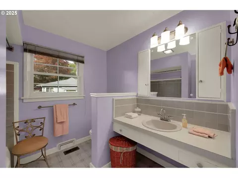 Bath - 820 Lariat Dr, Eugene, OR 97401 photo 1 of 4