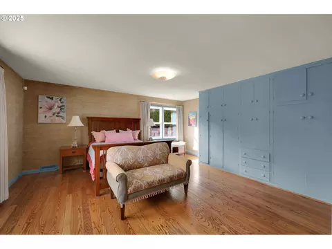 Bedroom - 820 Lariat Dr, Eugene, OR 97401 photo 7 of 10