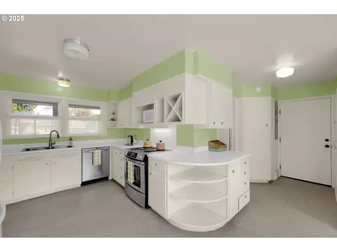 Kitchen - 820 Lariat Dr, Eugene, OR 97401 photo 3 of 4