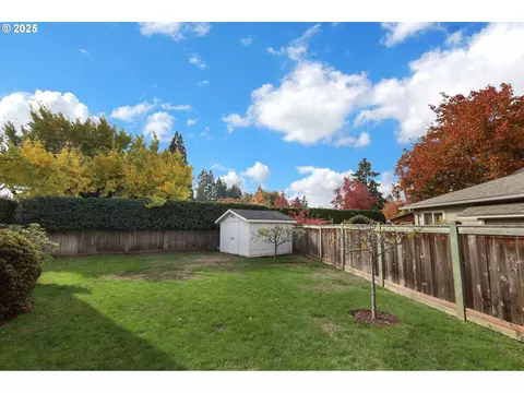 Exterior - 820 Lariat Dr, Eugene, OR 97401 photo 7 of 8