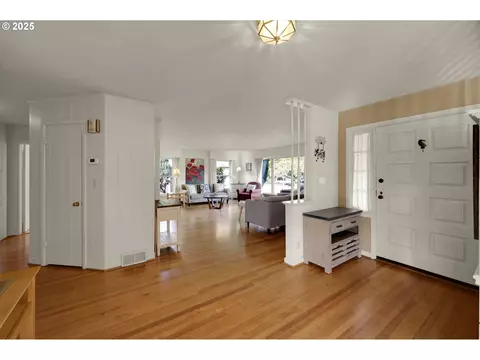 Entry Way - 820 Lariat Dr, Eugene, OR 97401 photo 2 of 3