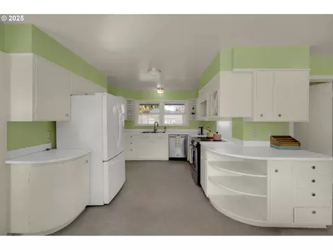 Kitchen - 820 Lariat Dr, Eugene, OR 97401 photo 1 of 4