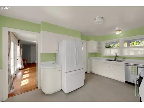 Kitchen - 820 Lariat Dr, Eugene, OR 97401 photo 2 of 4