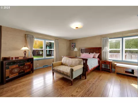 Bedroom - 820 Lariat Dr, Eugene, OR 97401 photo 6 of 10