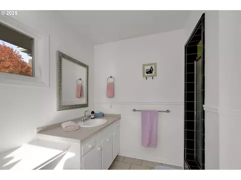 Bath - 820 Lariat Dr, Eugene, OR 97401 photo 3 of 4