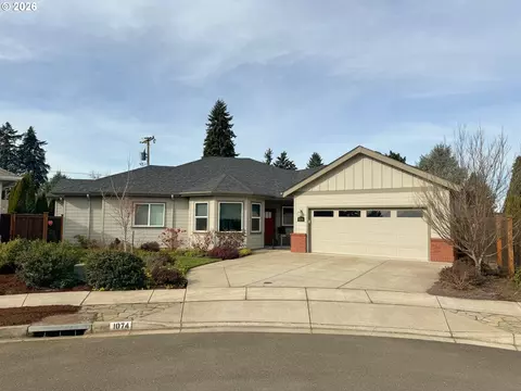 1074 Hamilton St, Springfield, OR 97477