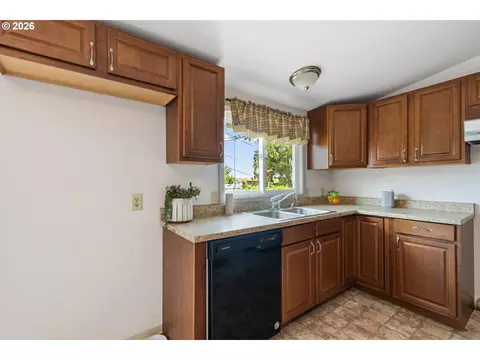 Kitchen - 2522 SW Marshall Ave, Pendleton, OR 97801 photo 2 of 3
