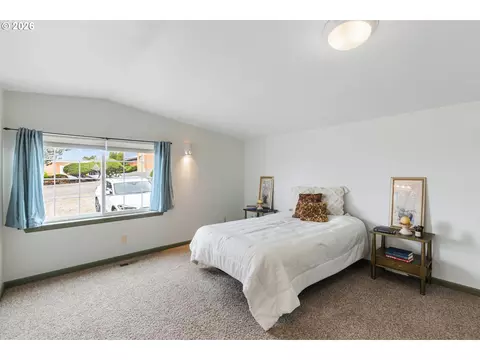 Bedroom - 2522 SW Marshall Ave, Pendleton, OR 97801 photo 1 of 6