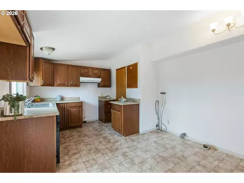 Kitchen - 2522 SW Marshall Ave, Pendleton, OR 97801 photo 3 of 3