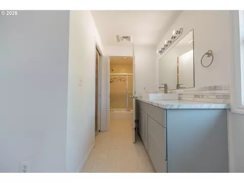 Bath - 3759 Keeler Ave, Eugene, OR 97401 photo 3 of 4