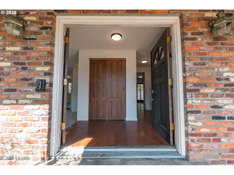 Entry Way - 3759 Keeler Ave, Eugene, OR 97401 photo 2 of 4