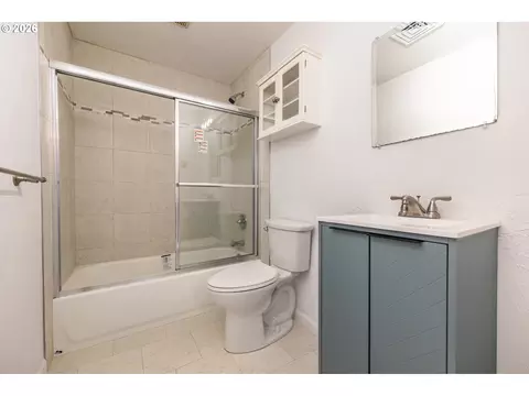 Bath - 3759 Keeler Ave, Eugene, OR 97401 photo 2 of 4