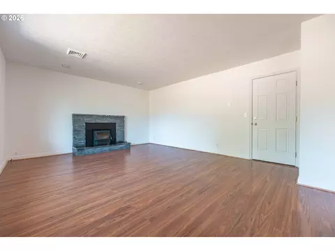 Living - 3759 Keeler Ave, Eugene, OR 97401 photo 7 of 9