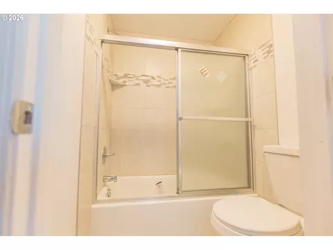 Bath - 3759 Keeler Ave, Eugene, OR 97401 photo 4 of 4