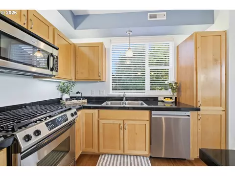 Kitchen - 347 Rustic Pl #26, Eugene, OR 97401 photo 4 of 4