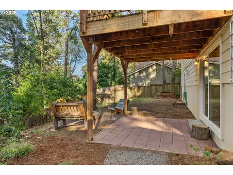 Exterior - 105 W 35th Pl, Eugene, OR 97405 photo 11 of 14