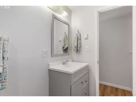 Bath - 105 W 35th Pl, Eugene, OR 97405 photo 6 of 6