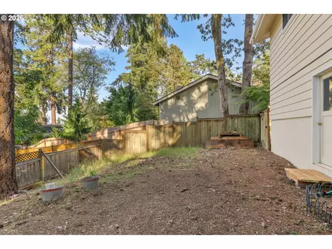 Exterior - 105 W 35th Pl, Eugene, OR 97405 photo 8 of 14