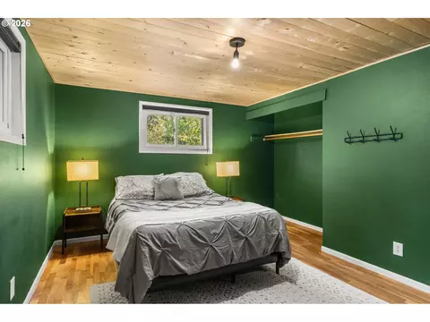 Bedroom - 105 W 35th Pl, Eugene, OR 97405 photo 2 of 5