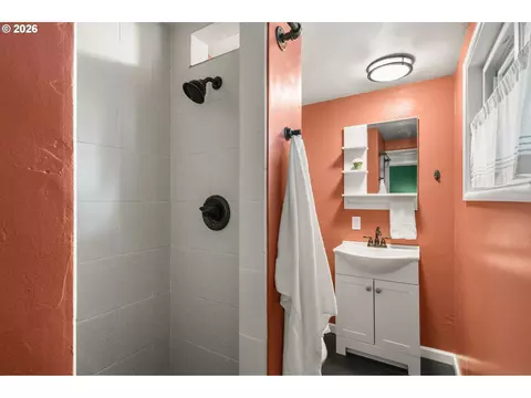 Bath - 105 W 35th Pl, Eugene, OR 97405 photo 1 of 6