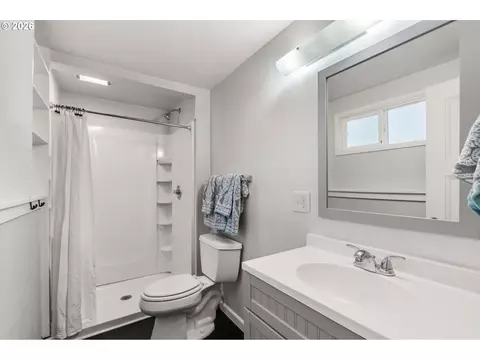 Bath - 105 W 35th Pl, Eugene, OR 97405 photo 5 of 6