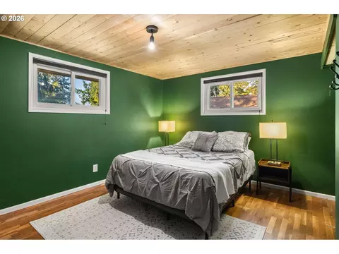 Bedroom - 105 W 35th Pl, Eugene, OR 97405 photo 1 of 5