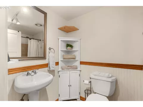 Bath - 105 W 35th Pl, Eugene, OR 97405 photo 3 of 6
