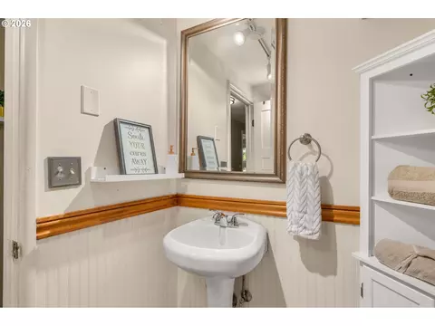 Bath - 105 W 35th Pl, Eugene, OR 97405 photo 4 of 6