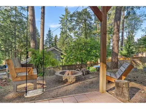 Exterior - 105 W 35th Pl, Eugene, OR 97405 photo 7 of 14