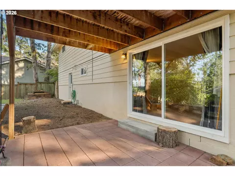 Exterior - 105 W 35th Pl, Eugene, OR 97405 photo 6 of 14