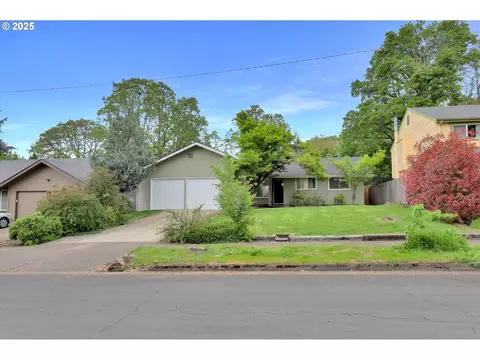 623 River Hills Dr, Springfield, OR 97477