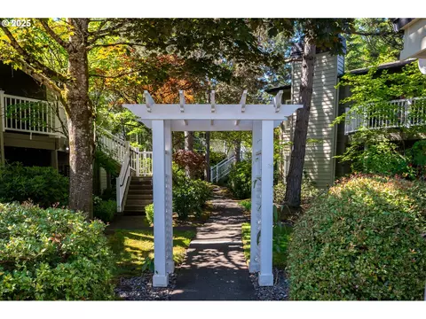 5056 Foothills Dr # F, Lake Oswego, OR 97034