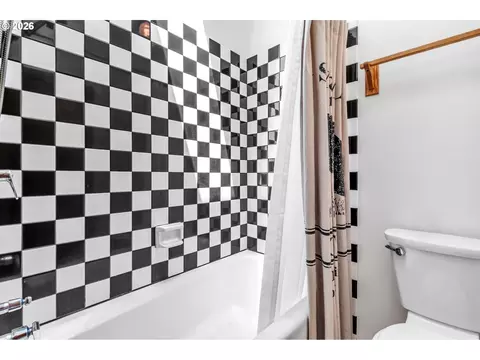 Bath - 34671 Matthews Rd, Eugene, OR 97405 photo 3 of 3