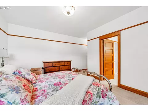 Bedroom - 34671 Matthews Rd, Eugene, OR 97405 photo 2 of 4