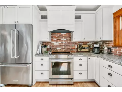 Kitchen - 34671 Matthews Rd, Eugene, OR 97405 photo 6 of 6