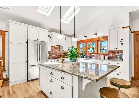Kitchen - 34671 Matthews Rd, Eugene, OR 97405 photo 3 of 6