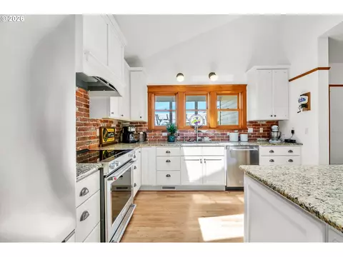 Kitchen - 34671 Matthews Rd, Eugene, OR 97405 photo 5 of 6