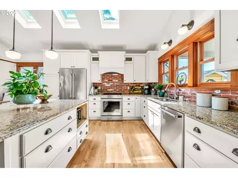 Kitchen - 34671 Matthews Rd, Eugene, OR 97405 photo 1 of 6