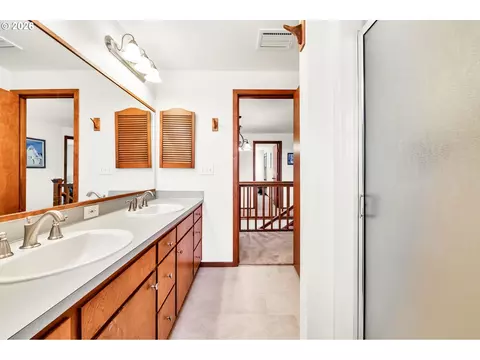 Bath - 34671 Matthews Rd, Eugene, OR 97405 photo 2 of 3