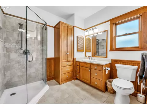 Bath - 34671 Matthews Rd, Eugene, OR 97405 photo 1 of 3