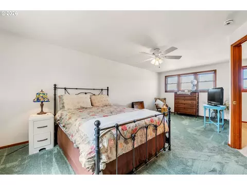 Bedroom - 34671 Matthews Rd, Eugene, OR 97405 photo 3 of 4