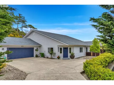 3275 Redwood Loop, Florence, OR 97439
