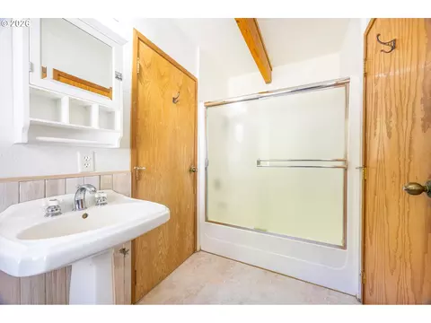 Bath - 5424 Little River Rd, Glide, OR 97443 photo 4 of 5