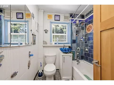 Bath - 123 Elkay Dr, Eugene, OR 97404 photo 1 of 3